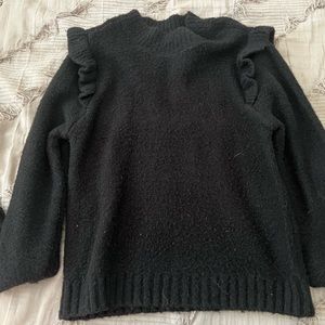 Black shoulder ruffle seater